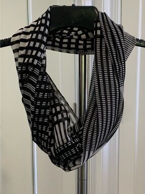 Calvin Klein Black & White Infinity Scarf
